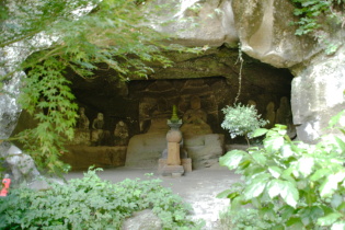 鎌倉最大級の羅漢洞