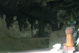 風化の著しい十六羅漢の磨崖仏