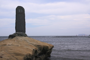 和賀江嶋　岸辺の岩盤上に建つ石碑