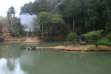 池を中心に浄土式庭園が広がる