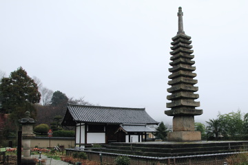 鎌倉時代に建てられた十三重石塔