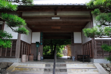 子安地蔵寺の山門